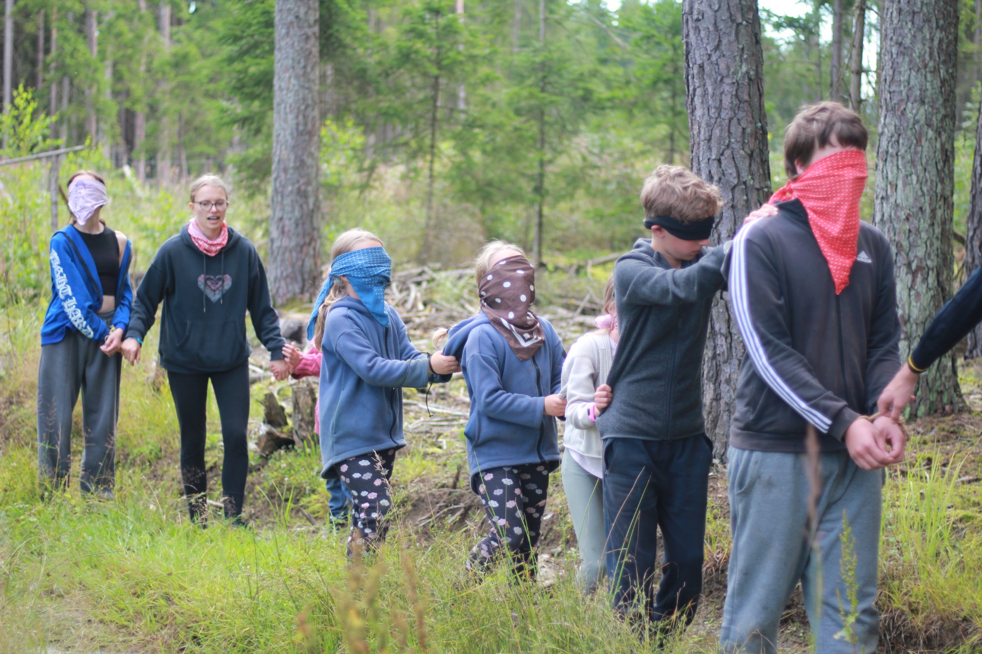 Komando odvezlo děti hluboko do lesa